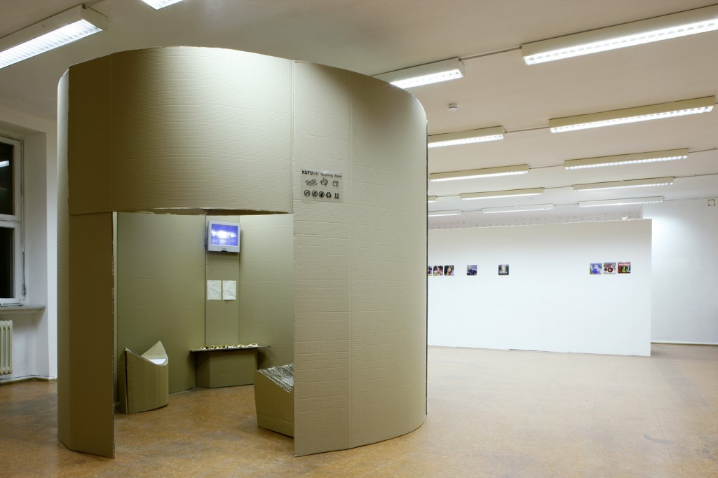 KUTU Art Gallery (Featuring Mehmet Dere and 94A): Rauminstallation aus Wellpappe. Innen: Video- und Bucharbeit „Heim“ von Mehmet Dere, 2008 (Raummitte) 